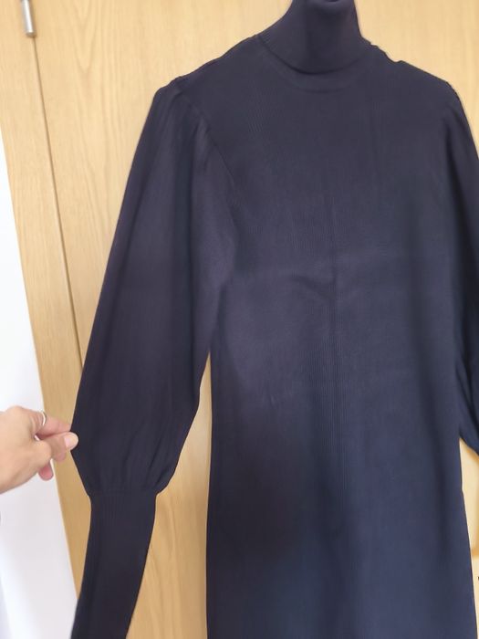 Vestido malha gola alta e mangas balão