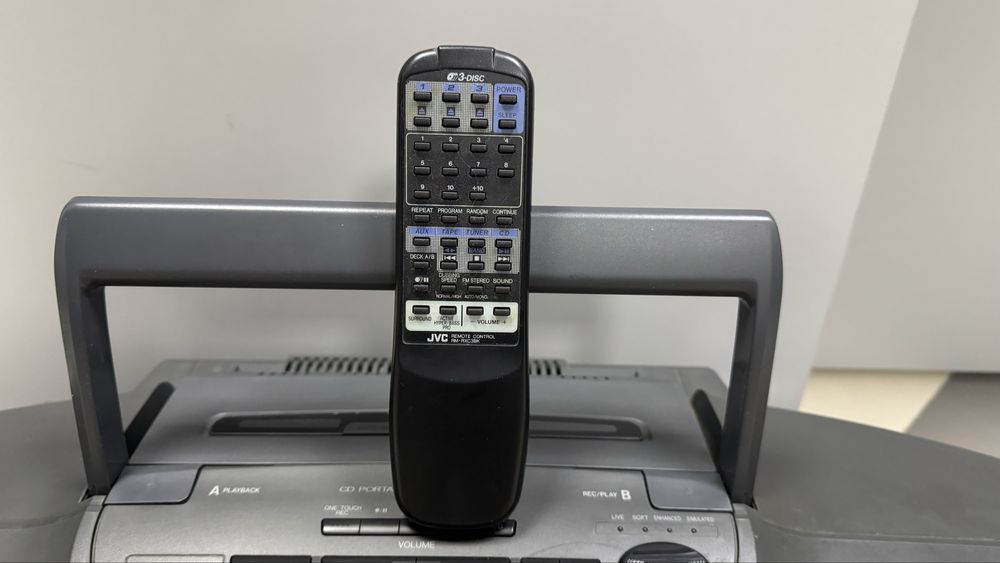 JVC RC-XC3 — CD/кассетная магнитола с пультом.