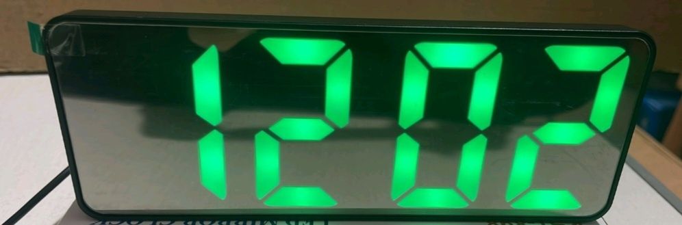 Электронные настольные часы, с температурой и влажностью. Варианты.