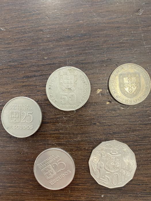 Moedas de colecao variadas