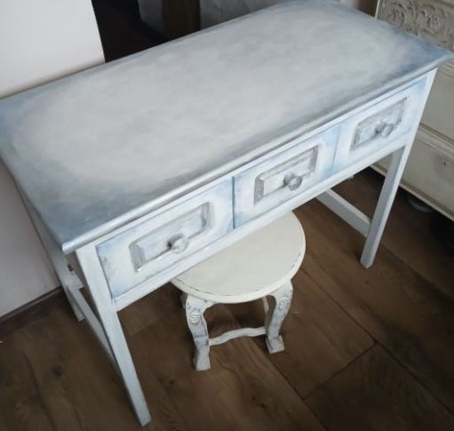 Rustykalna konsolka toaletka