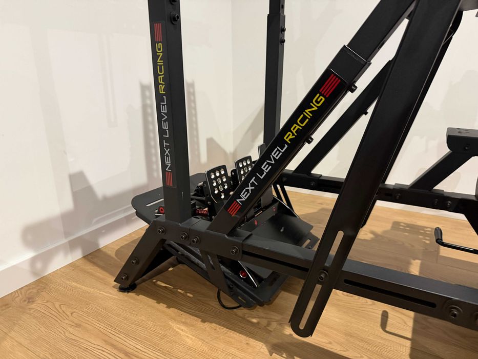 Cockpit SimRacing Next Level Racing F-GT + Suporte p/ 1 ou 3 Monitores