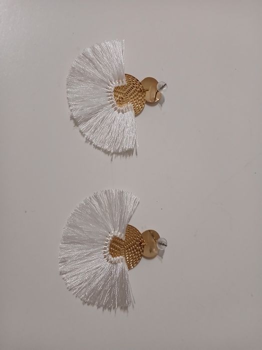 Brincos dourados e branco