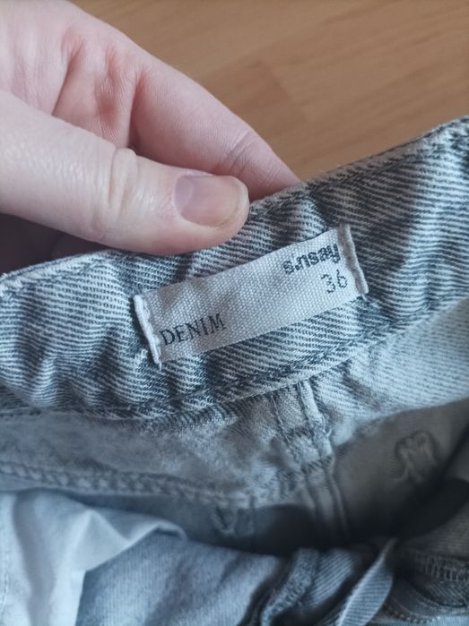 Spodnie jeansowe, poszarpana nogawka