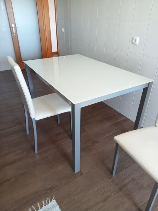 Mesa em vidro branco temperado com quatro cadeiras