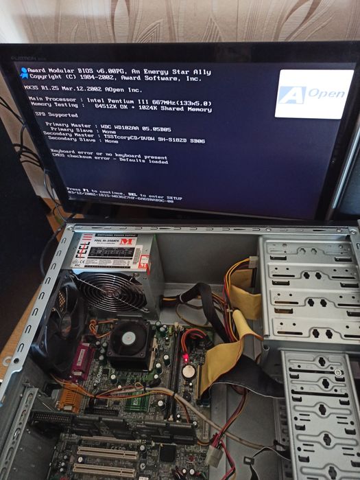 Komputer z podzespołami retro