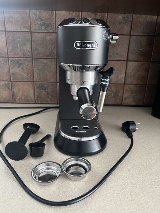 Ekspres kolbowy DeLonghi Dedica Style EC685.BK