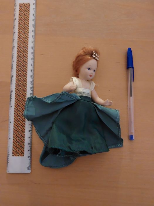 Lote de 6 pequenas bonecas de porcelana