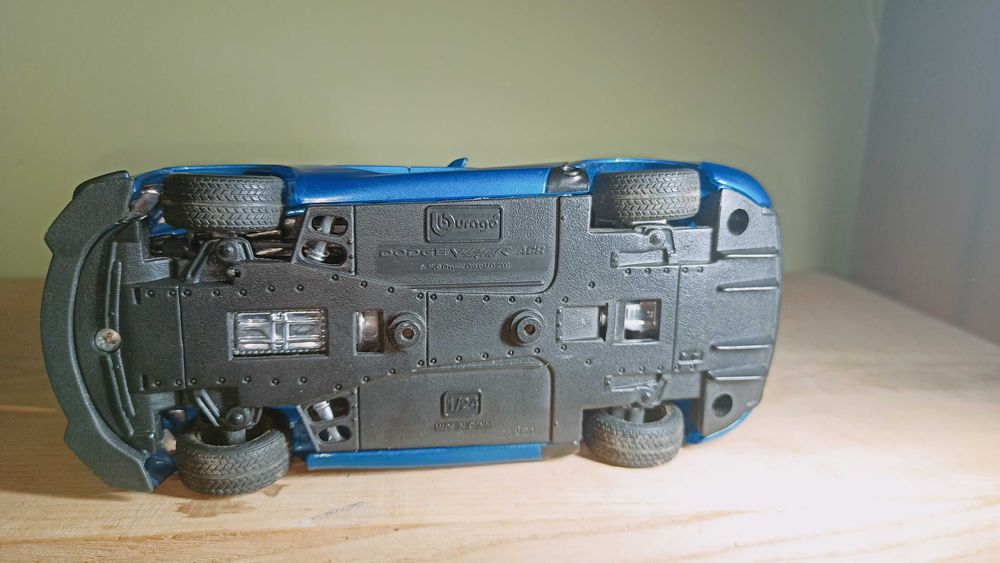 Машинка Dodge Viper 1:24  Bburago