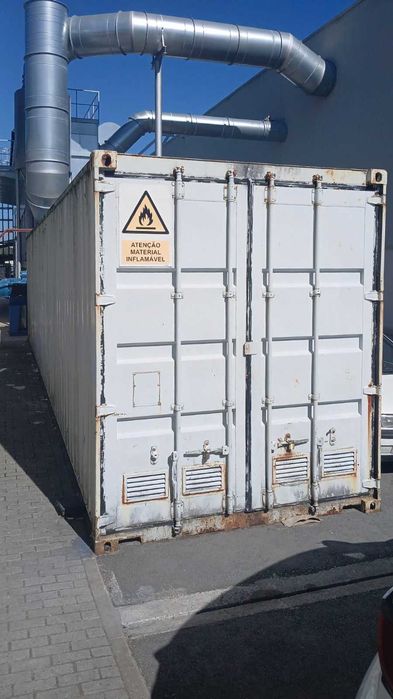Contentor para armazenamento de materiais inflamáveis, para exterior, com prateleiras e com sistema de extinção