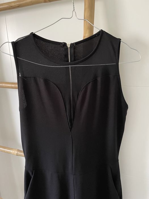 Macacão preto com efeito no peito