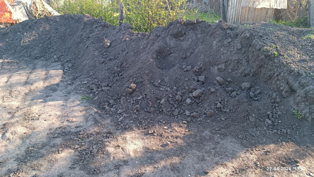 Гора землі чорнозем