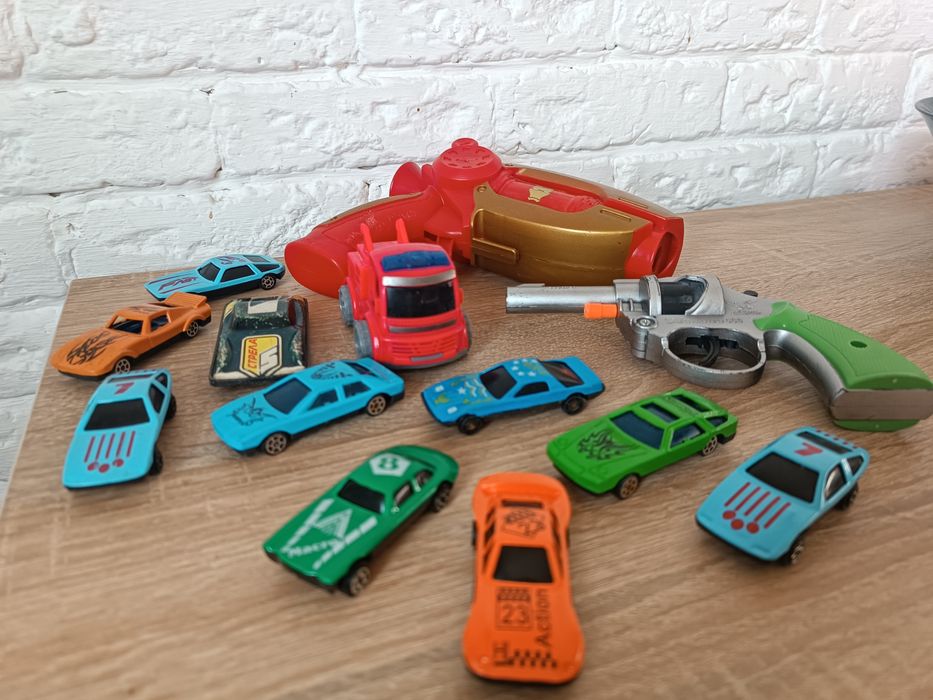 Лот машинок и пистолетов