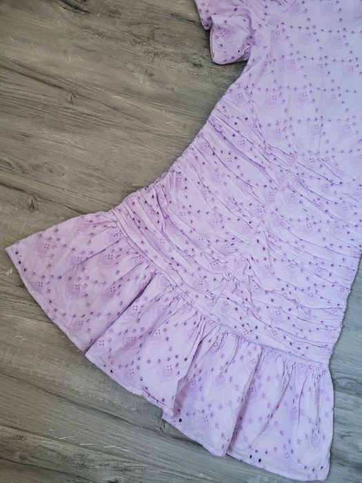 Liliowa ażurowa haftowana sukienka boho Zara dekolt V bufki drapowana