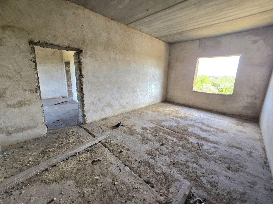 крепкий дом. толстые стены. госакт. все коммуникации