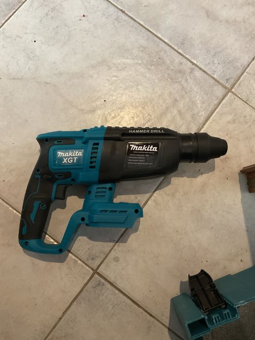 Kit Makita ,nao leva carregador ,motivo de venda  vou voltar para o brasil