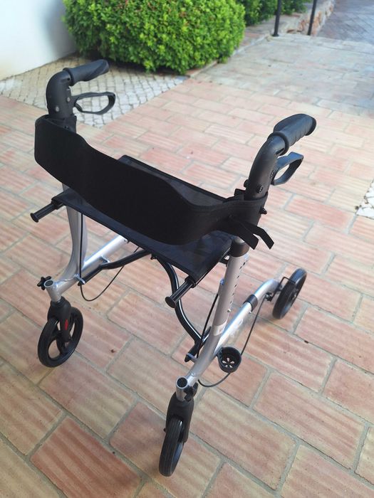 Andarillho com assento dobrável para exterior