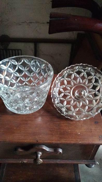 Esta peça é uma bomboniere de Cristal com Design Facetado
