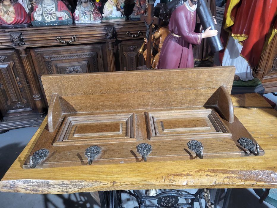 Drewniany wieszak na kurtki