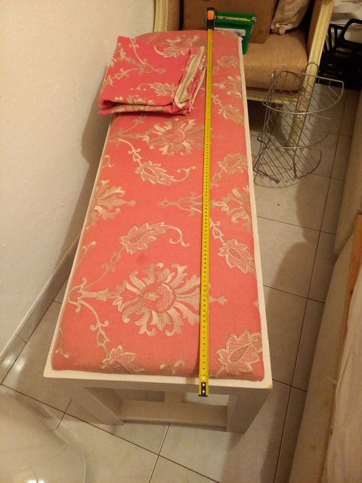 Banquete de apoio com 4! fronhas do mesmo  padrão