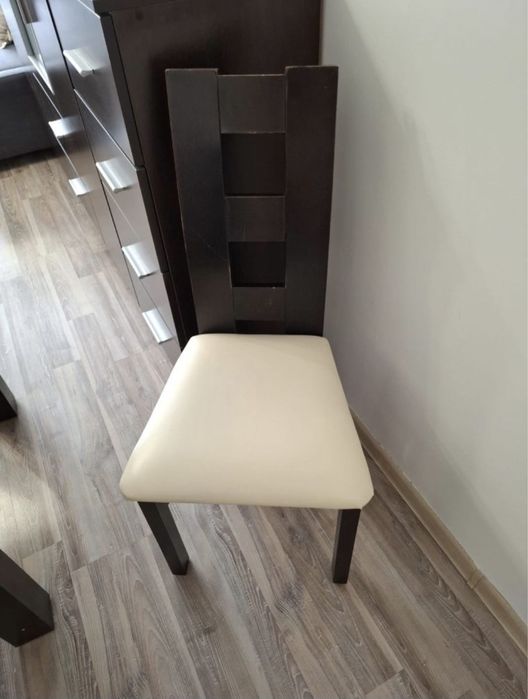 Stól oraz zestaw krzeseł