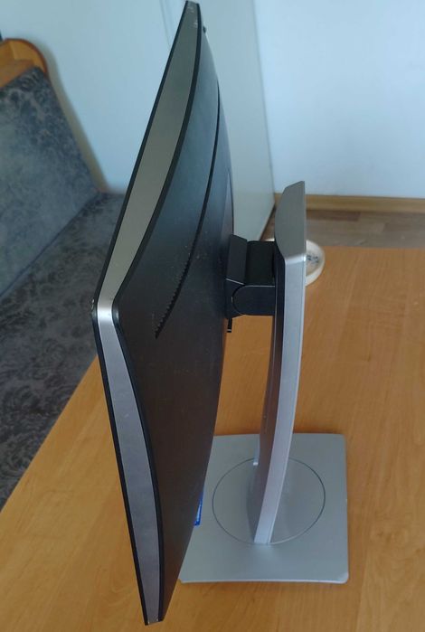 Порти: HDMI, Mini DisplayPort, USB-хаб (2 порти). HP EliteDisplay E202 (діагональ 20 дюймів, роздільна здатність 1600×900, частота 60 герц.