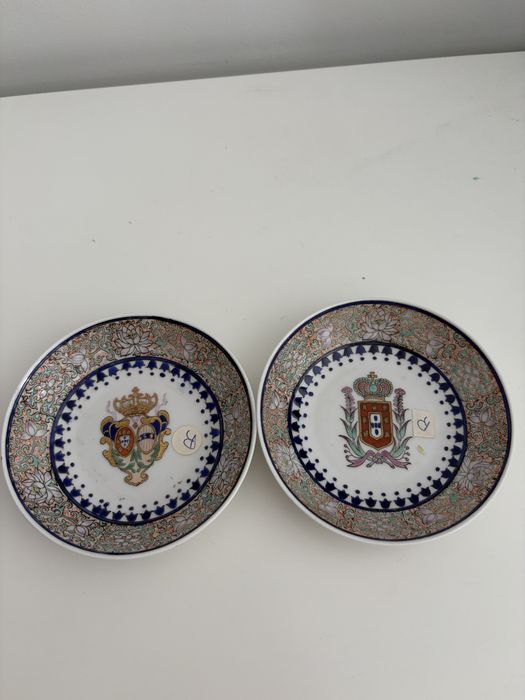Um par de pratos de porcelana chinesa para exportação