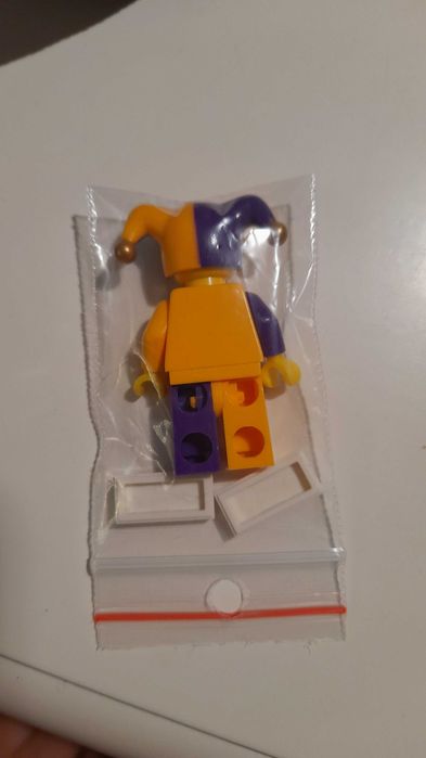LEGO Castle seria 12 Minifigures Błazen Jester + podium LEGO 7953