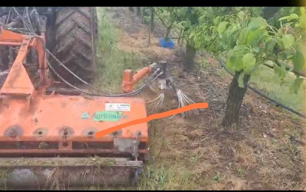 Varredor de pomares adaptado à frente do triturador agrimaster