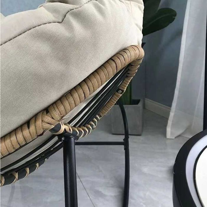 Fotel do salonu bujany biały rattanowy – wygodny