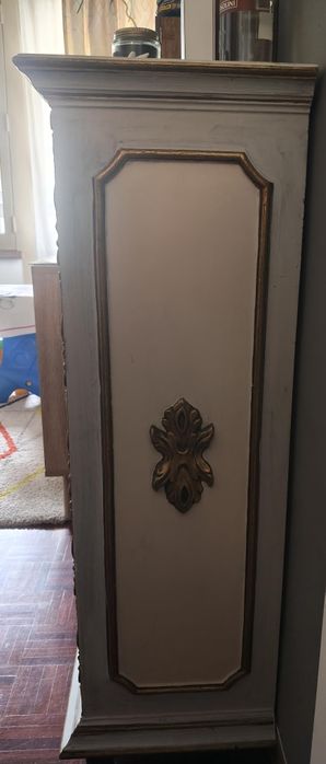 Móvel Vintage com detalhes dourados