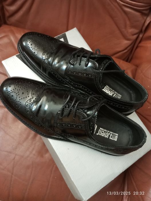 10€ cada par de sapatos em pele