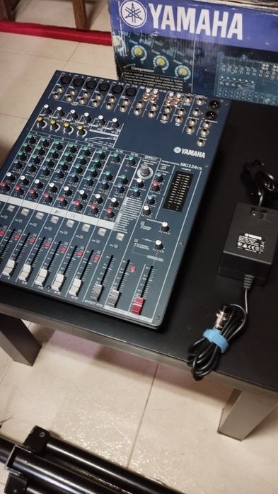 Mesa de mistura YAMAHA MG 124cx