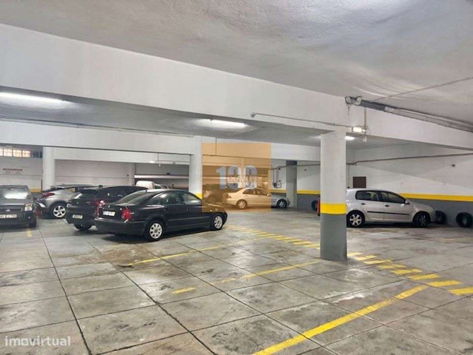 Parque automóvel com 53 lugares às Antas