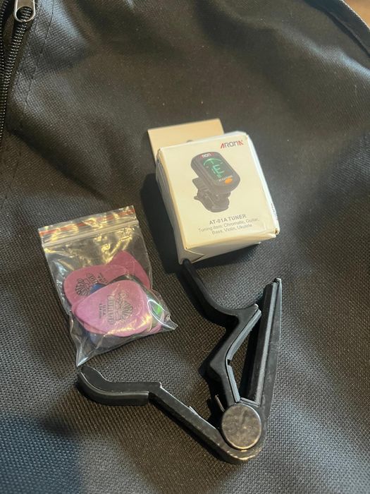 Vendo Guitarra + saco + afinador e palhetas