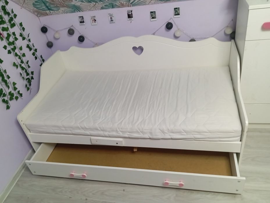 Łóżko z materacem