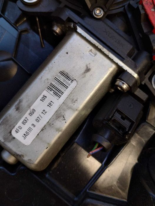 zamek lewy przód dociąg Audi A8 D4 4H1.837.015E