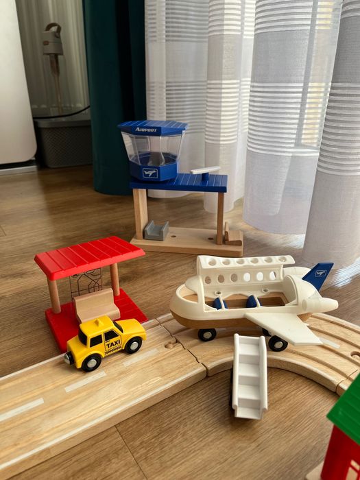 Duży zestaw drewnianych torów z lotniskiem