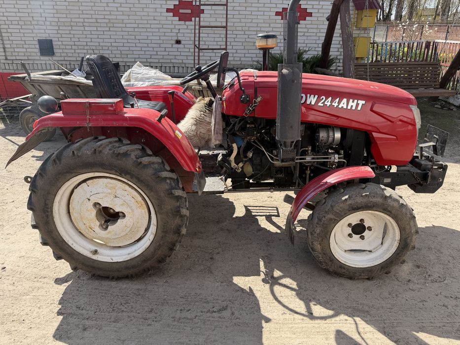 Трактор DW244AHT