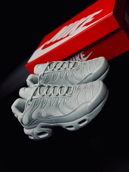 Nike tn женские / новая модель найков / теен женские летние / продуваемая сетка / найки легкие / найк тн / серебристые кросовки