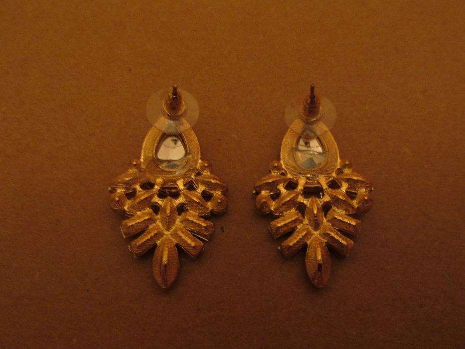 Brincos com pedras em rosa