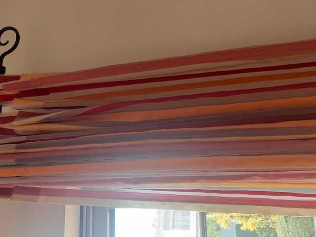 Cortinados de riscas em tons quentes