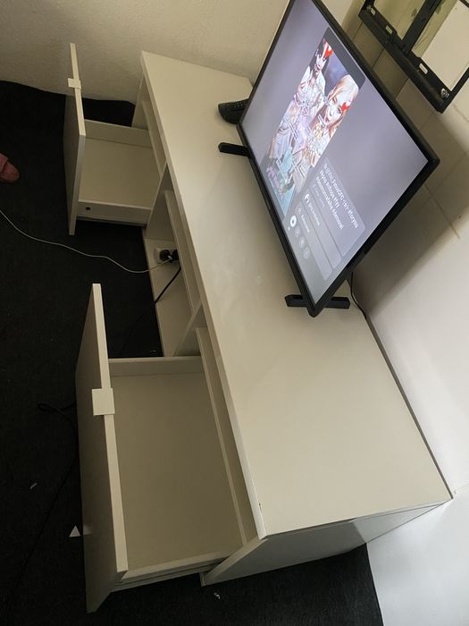 Mesa de TV do ikea quase novo em bom estado