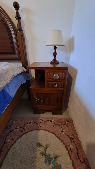 Cama de Madeira Maciça com 1  Mesa Cabeceira, Colchão e Estrado
