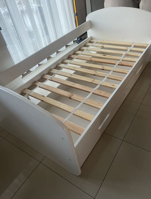 Białe łóżko dzieciecę