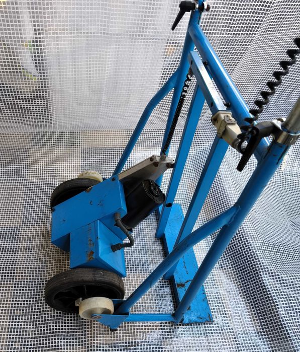 Сarrinho carro de armazém sobe escadas elétrico