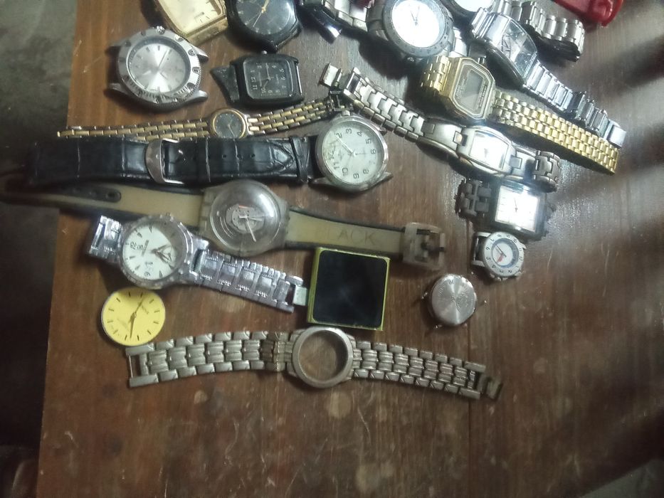 28 relógios para peças ou restaurar.