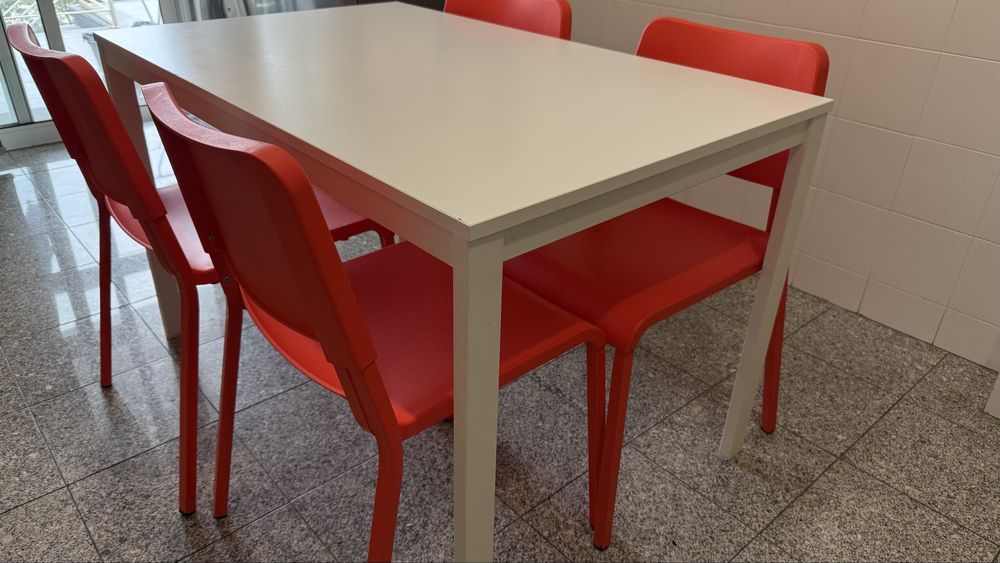 Mesa ikea Refeicao extenssivel  + 4 cadeiras