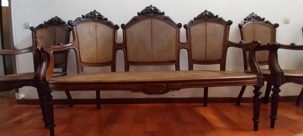 1 canapé e 2 cadeiroes em palhinha