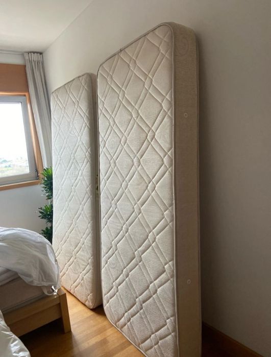 Cama solteiro + mesa cabeceira + colchões